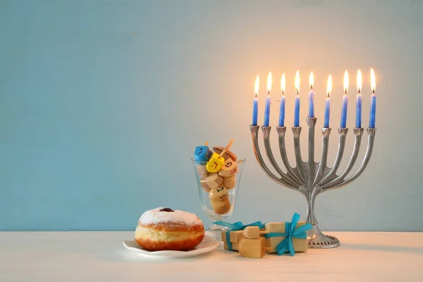 Imagen de las vacaciones judías fondo Hanukkah con la parte superior spinnig tradicional, menorah (candelabros tradicionales ) — Foto de Stock