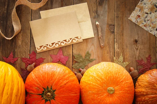 Kabaklar ve sonbahar yaprakları üzerinde ahşap arka plan. Şükran günü ve Cadılar Bayramı kavramı. Üstten Görünüm