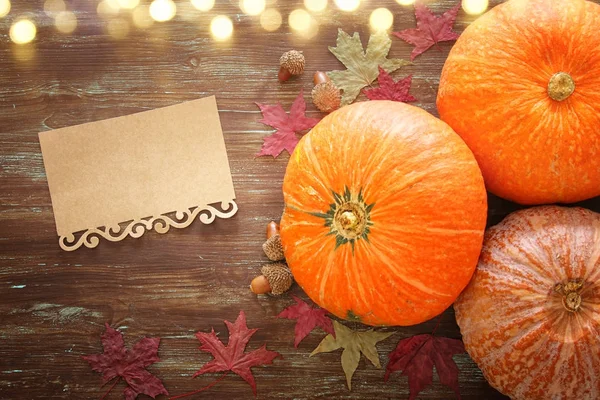 Kabaklar ve sonbahar yaprakları üzerinde ahşap arka plan. Şükran günü ve Cadılar Bayramı kavramı