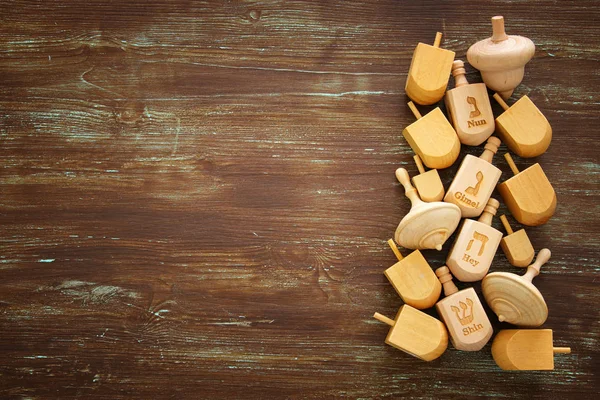 Afbeelding van Joodse vakantie Hanukkah met houten dreidels collectie (spinnen boven) op de tafel — Stockfoto