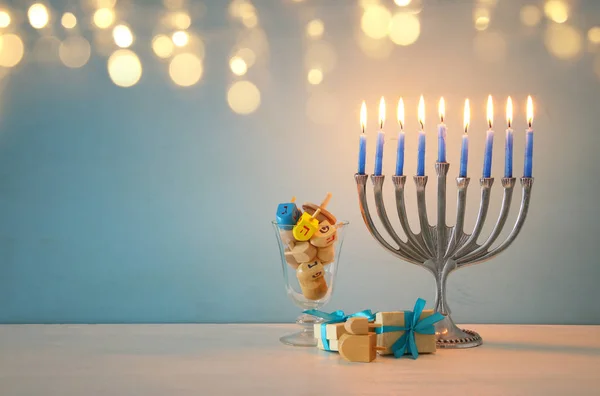 Imagen de las vacaciones judías fondo Hanukkah con la parte superior spinnig tradicional, menorah (candelabros tradicionales ) —  Fotos de Stock