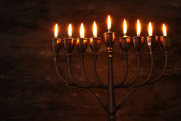 Alacsony kulcs a zsidó ünnep a Hanukkah menorah (hagyományos kandeláberek) háttér kép, és égő gyertyát — Stock Fotó