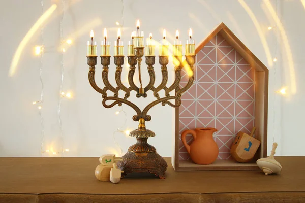 Immagine della festa ebraica Hanukkah sfondo con tradizionale spinnig top, menorah (candelabro tradizionale ) — Foto Stock