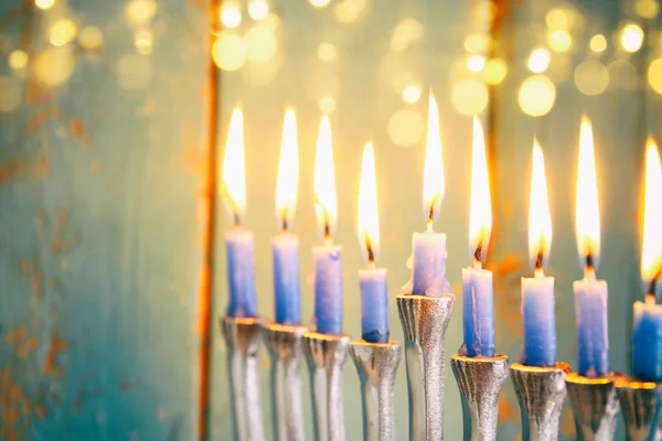 Imagen clave baja de vacaciones judías fondo de Hanukkah con menorah (candelabros tradicionales ) —  Fotos de Stock