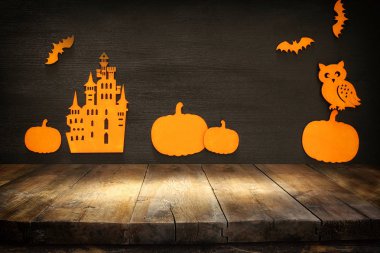 Cadılar Bayramı tatil arka plan önünde boş rustik tablo. Ürün görüntü montaj için hazır