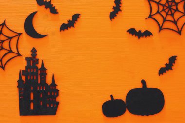 Cadılar Bayramı tatil kavramı üstten görünüm sahne ahşap turuncu arka plan üzerinde