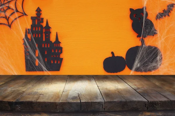 Concepto de vacaciones de Halloween con mesa rústica vacía sobre fondo naranja. Listo para montaje en pantalla de producto —  Fotos de Stock