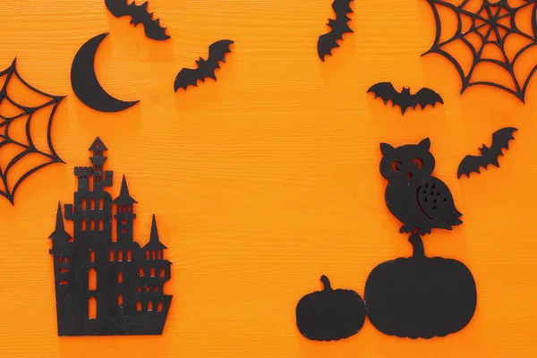 Halloween vacanza concetto vista dall'alto scena su sfondo arancione in legno — Foto Stock