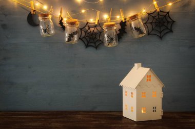 Cadılar Bayramı tatil kavramı. Masson kavanoz örümcekler, banyoları ile önünde ışıklar ile gizemli ev