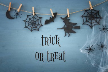 Cadılar Bayramı tatil kavramı üstten görünüm sahne ahşap arka plan üzerinde