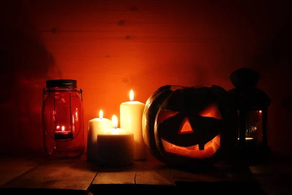 Citrouille d'Halloween sur une table en bois devant un fond sombre effrayant. Jack o lanterne — Photo