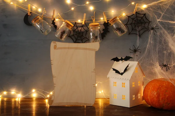 Concept van Halloween vakantie. Mysterieuze huis met verlichting voor masson potjes met spinnen en Baden — Stockfoto