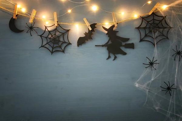 Halloween-Urlaubskonzept. Massongläser mit Spinnen, Badewannen und Holzdekorationen — Stockfoto