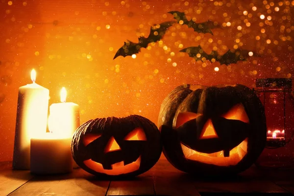 Calabaza de Halloween en la mesa de madera frente al espeluznante fondo oscuro. Jack o linterna — Foto de Stock