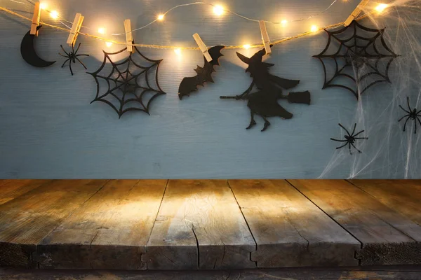 Halloween sfondo vacanza con tavolo rustico vuoto. Montaggio pronto per l'esposizione del prodotto — Foto Stock