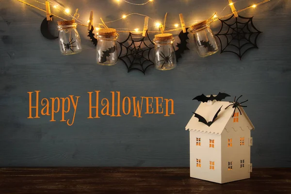 Halloween-Urlaubskonzept. geheimnisvolles Haus mit Lichtern vor Massongläsern mit Spinnen, Bädern — Stockfoto