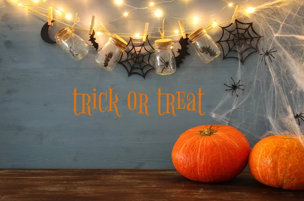 Concept van Halloween vakantie. Masson potten met spinnen, Baden en houten decoraties — Stockfoto