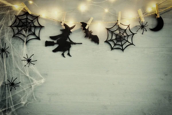 Cadılar Bayramı tatil kavramı üstten görünüm sahne ahşap arka plan üzerinde