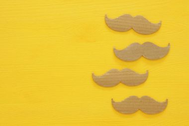 Movember kanser farkındalık olayı kavram ahşap arka plan üzerinde. Üstten Görünüm