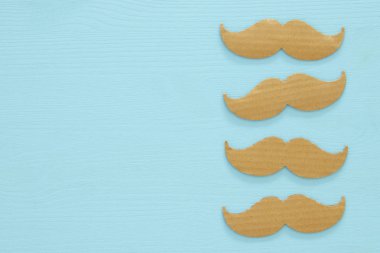 Movember kanser farkındalık olayı kavram ahşap arka plan üzerinde. Üstten Görünüm