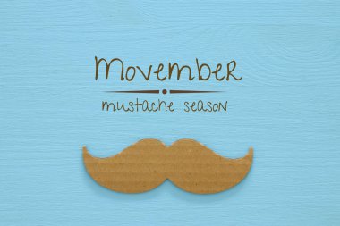Movember kanser farkındalık olayı kavram ahşap arka plan üzerinde. Üstten Görünüm