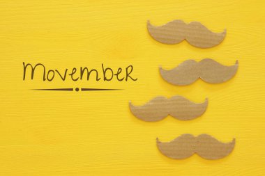 Movember kanser farkındalık olayı kavram ahşap arka plan üzerinde. Üstten Görünüm