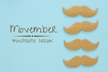 Movember kanser farkındalık olayı kavram ahşap arka plan üzerinde. Üstten Görünüm