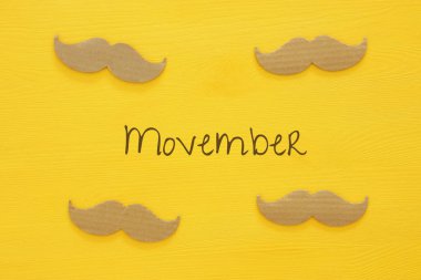 Movember kanser farkındalık olayı kavram ahşap arka plan üzerinde. Üstten Görünüm