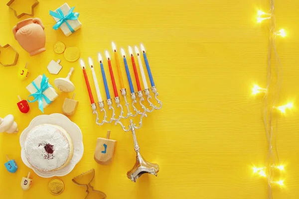 Top view-bild av judiska högtiden Hanukkah bakgrund med traditionella spinnig topp, menorah (traditionella kandelabrar) — Stockfoto