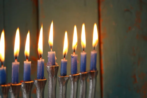 Alacsony kulcs kép, a zsidó ünnep a Hanukkah menorah (hagyományos kandeláberek háttér) — Stock Fotó