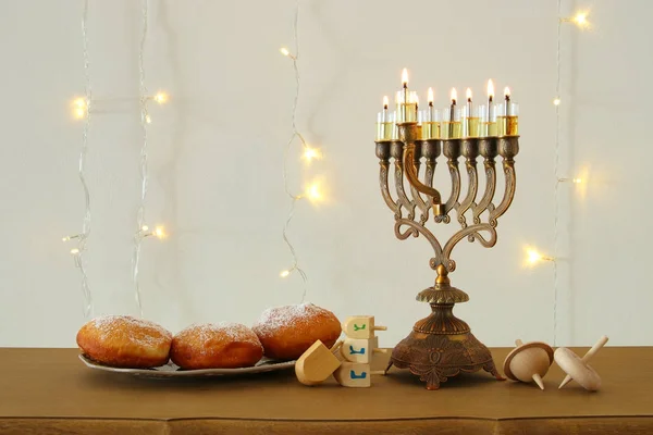 Obraz z żydowskiego święta Chanuka tło z tradycyjnych spinnig top, menory (tradycyjne świeczniki) — Zdjęcie stockowe