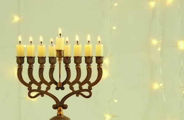 Imagen de vacaciones judías Hanukkah fondo con menorah (candelabro tradicional ) —  Fotos de Stock