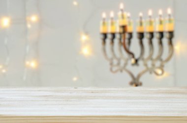 Yahudi tatil Hanukkah menorah (geleneksel Mumluk ile arka plan önünde boş ahşap masa)