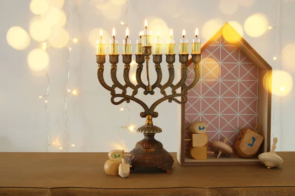 Immagine della festa ebraica Hanukkah sfondo con tradizionale spinnig top, menorah (candelabro tradizionale ) — Foto Stock