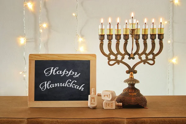 Bild des jüdischen Feiertags Chanukka Hintergrund mit traditionellen Spinnig Top, Menora (traditioneller Kandelaber) — Stockfoto