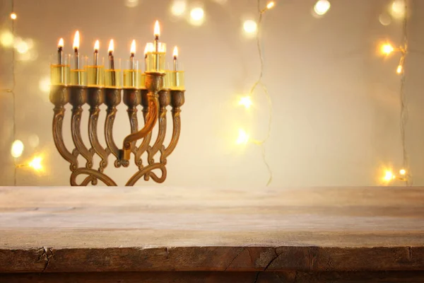 Mesa de madera vacía frente a la fiesta judía fondo Hanukkah con menorah (candelabros tradicionales ) —  Fotos de Stock