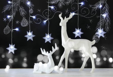 Ahşap masa üzerinde el ile kara tahta arka plan üzerinde beyaz Ren geyiği tebeşir illüstrasyonlar çizilmiş.