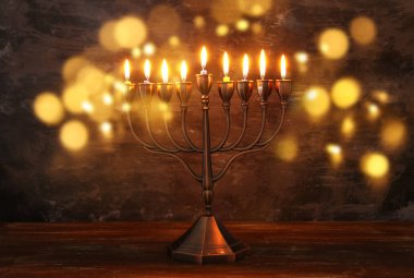 Anahtar Yahudi tatil Hanukkah menorah (geleneksel Mumluk) ile arka plan görüntüsünü düşük ve mumlar yanan
