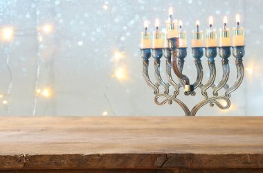 Yahudi tatil Hanukkah menorah (geleneksel Mumluk ile arka plan önünde boş ahşap masa)