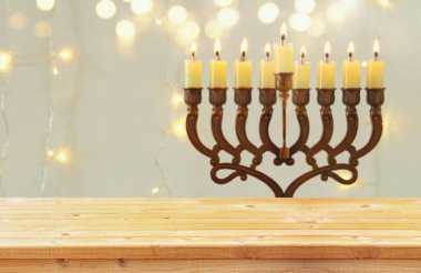 Yahudi tatil Hanukkah menorah (geleneksel Mumluk ile arka plan önünde boş ahşap masa)