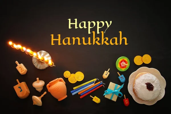Vista dall'alto immagine della vacanza ebraica Hanukkah sfondo con tradizionale spinnig top, menorah (candelabro tradizionale ) — Foto Stock