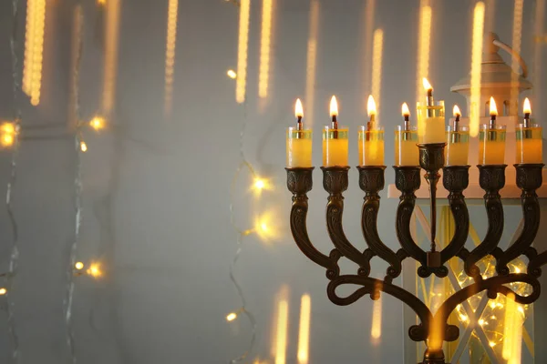 Imagem de chave baixa de férias judaicas Hanukkah fundo com menorah (candelabro tradicional ) — Fotografia de Stock