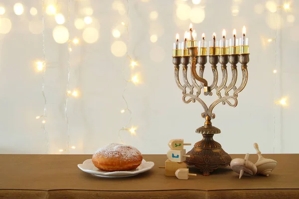 Bilden av judiska högtiden Hanukkah bakgrund med traditionella spinnig topp, menorah (traditionella kandelabrar) — Stockfoto