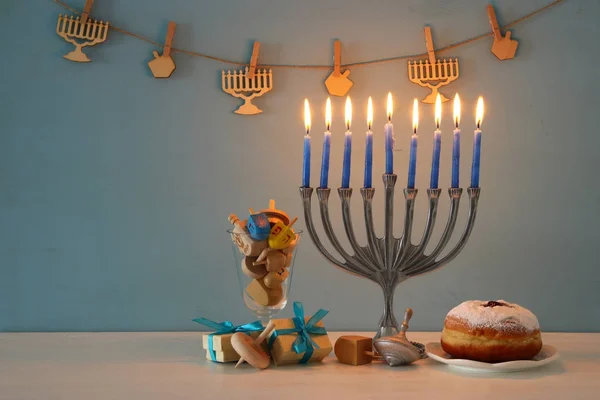 Imagen de las vacaciones judías fondo Hanukkah con la parte superior spinnig tradicional, menorah (candelabros tradicionales ) — Foto de Stock