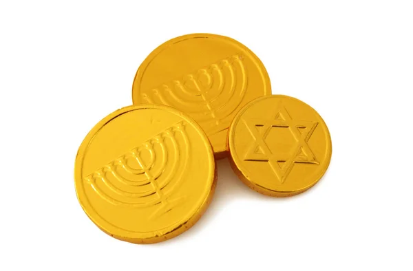 Imagem de feriado judaico Hanukkah com moedas de chocolate de ouro isoladas em branco — Fotografia de Stock
