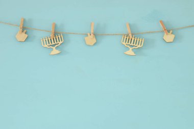 Yahudi bayramı Hanuka arka plan dekoratif ahşap Yedi Kollu Şamdan (geleneksel Mumluk) ve bir ip üzerinde asılı eğirme üstleri ile