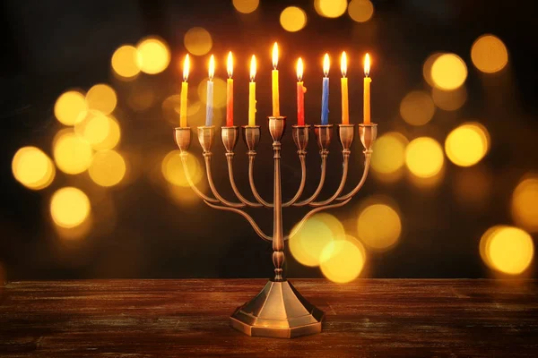 Imagem de férias judaicas Hanukkah fundo com menorah (candelabro tradicional) e velas ardentes — Fotografia de Stock