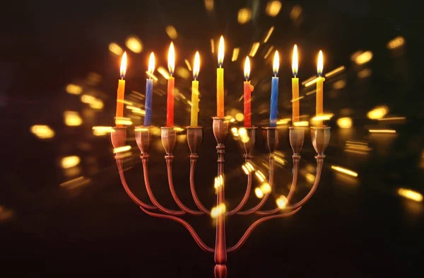 Bild des jüdischen Feiertags Chanukka Hintergrund mit Menora (traditionelle Leuchter) und brennenden Kerzen — Stockfoto