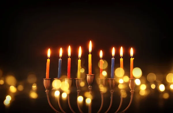 Imagen de las vacaciones judías fondo de Hanukkah con menorah (candelabros tradicionales) y velas ardientes —  Fotos de Stock