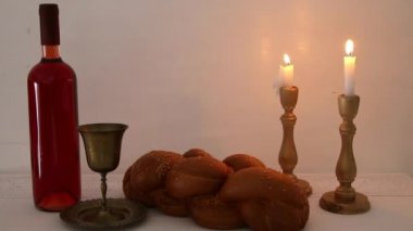 Şabat görüntüleri. Challah ekmek, Şabat şarap ve mumlar masada